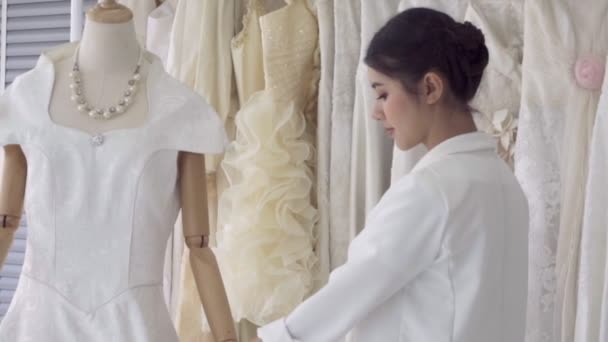 Futura noiva escolher vestido de noiva para sua próxima cerimônia de casamento. — Vídeo de Stock