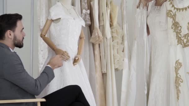 Mireasa fericită și mirele în rochie de mireasă se pregătesc pentru căsătorie în ceremonia de nuntă . — Videoclip de stoc
