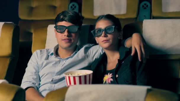 Homem e mulher no cinema assistindo a um filme 3D — Vídeo de Stock