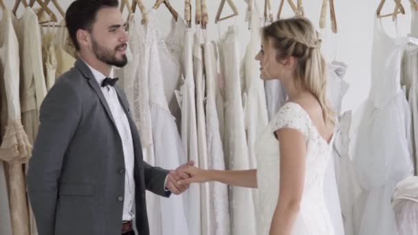 Gelukkige bruid en bruidegom in trouwjurk voor te bereiden voor huwelijk in huwelijksceremonie. — Stockvideo