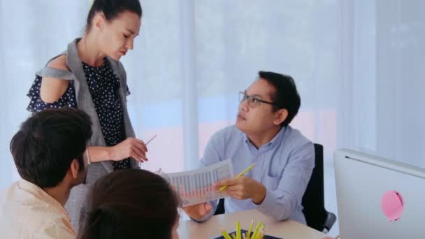 Pessoas de negócios infelizes em reunião de grupo após falha do projeto. — Vídeo de Stock