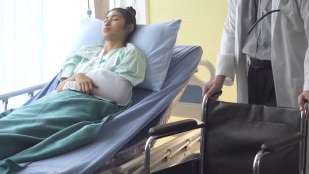 Hastanedeki ya da klinikteki hastalarla doktor ilgileniyor. Sağlık hizmetleri kavramı. — Stok video