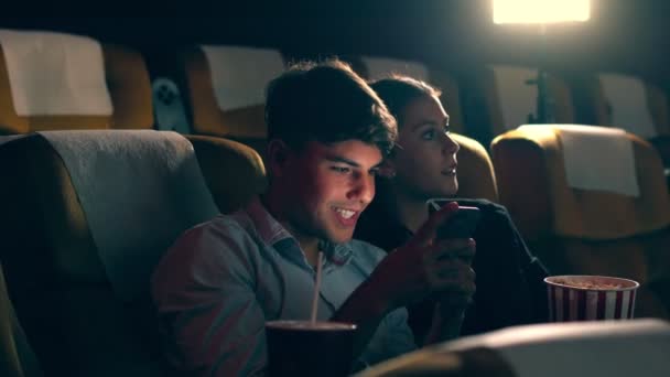 Mannen spelen games op mobiele telefoon. — Stockvideo