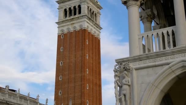 Torre de sino em Piazza San Marco, Veneza, Italia — Vídeo de Stock