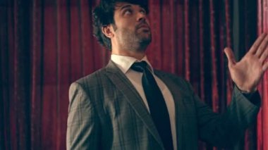 Adam robot gibi dans ediyor.