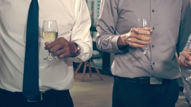 Úspěšní obchodníci pijí víno a šampaňské v jídelně hostina. — Stock video