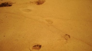 Plajda sarhoş bir adam var. Birinci kişi görünümü.