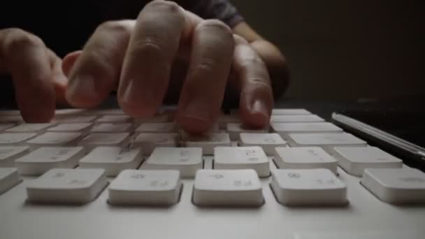 Klavyeye parmaklarıyla yakın çekim hızlandırılmış daktilo. Makro yumuşak odak doli çekimi — Stok video
