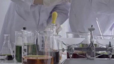 Bilim adamları laboratuarda bilim ekipmanlarıyla çalışıyor. Bilimsel araştırma kavramı