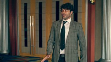 Takım elbiseli adam robot gibi dans ediyor..