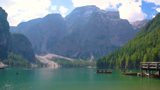Jezioro Braies w górach Dolomitów Seekofel, Włochy — Wideo stockowe