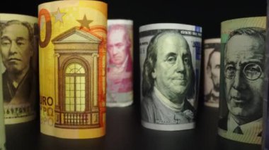 Döviz bozdurma konsepti. Birçok farklı ülkenin banknotları.