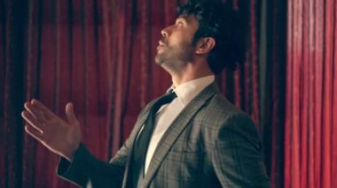 Adam robot gibi dans ediyor.