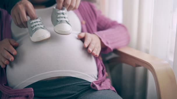 Couple enceinte se sent l'amour et se détendre à la maison. — Video