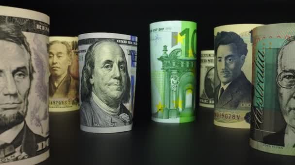 Konceptet valutaväxling. Många sedlar från olika nationer. — Stockvideo