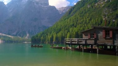 Dolomites 'teki Braies Gölü Dağları İtalya' yı arıyor.