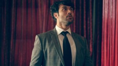 Adam robot gibi dans ediyor.