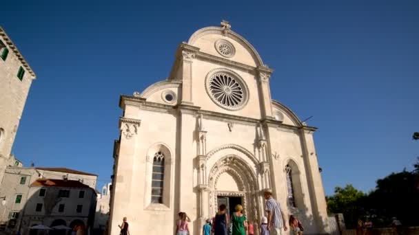 Ludzie w katedrze św. Jakuba w Sibenik, Chorwacja — Wideo stockowe