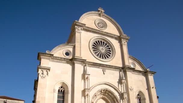 Persone nella Cattedrale di San Giacomo a Sibenik, Croazia — Video Stock