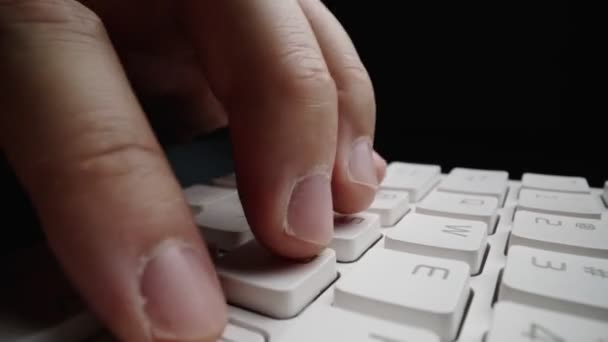 Close-up-Tippen auf der Tastatur mit den Fingern des Mannes. Makro-Soft-Fokus-Dolly-Schuss. — Stockvideo