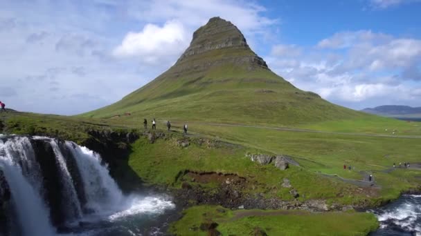 Kirkjufell hegyvidéki táj Izlandon nyáron. — Stock videók