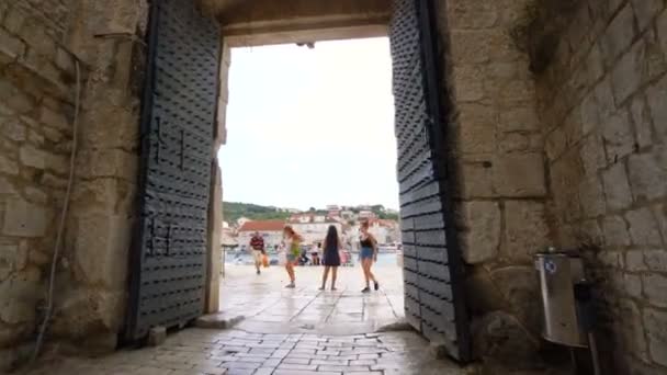 Hırvatistan 'ın Trogir kentinde turistler yürüyor — Stok video