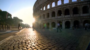İtalya, Roma 'da Colosseum' un önünde kalabalık bir sokak var.