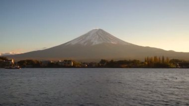 Fuji Dağı Japonya 'daki Kawaguchiko Gölü' nden izlendi.