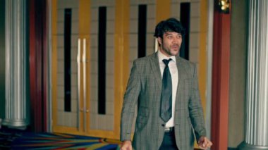 Takım elbiseli adam robot gibi dans ediyor..