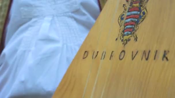 Muž hraje chorvatský hudební nástroj v Dubrovníku — Stock video