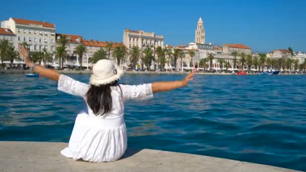 Reisende Frau reist in Split, Kroatien. — Stockvideo