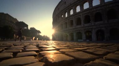 İtalya, Roma 'da Colosseum' un önünde kalabalık bir sokak var.