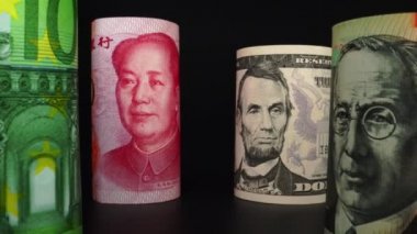 Döviz bozdurma konsepti. Birçok farklı ülkenin banknotları.