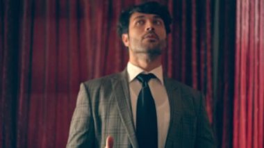 Adam robot gibi dans ediyor.