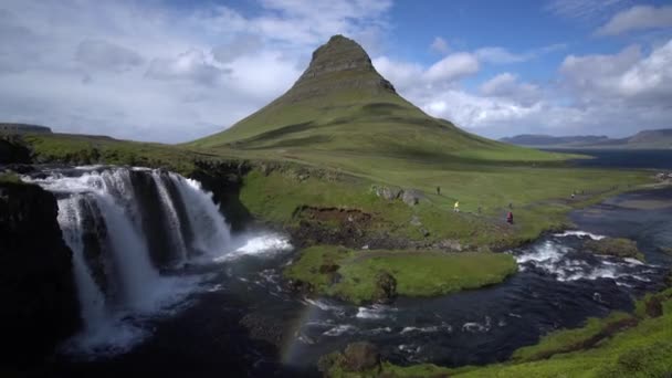 Гірський ландшафт Кіркджуфелла в Ісландії влітку.. — стокове відео
