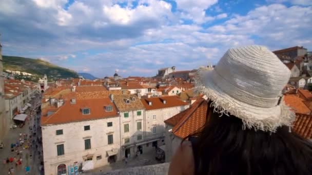 Frauenspaziergang auf der Mauer der Altstadt von Dubrovnik, Kroatien — Stockvideo