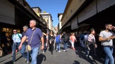 İtalya, Floransa 'daki Ponte Vecchio Köprüsü' nde yürüyorum.