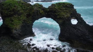 İzlanda, Arnarstapi 'de Gatklettur bazalt kayası.