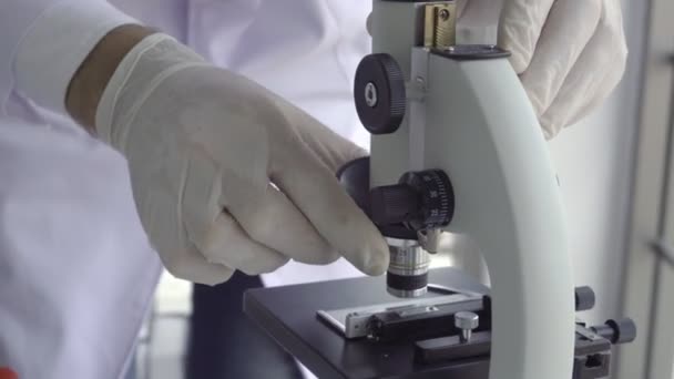 Gli scienziati lavorano con attrezzature scientifiche in laboratorio. Concetto di ricerca scientifica — Video Stock