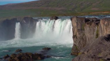 Kuzey İzlanda 'daki Godafoss şelalesinin yavaş çekim görüntüleri..