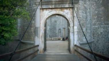 POV Turisti Dubrovnik giriş kapısından içeri giriyor.