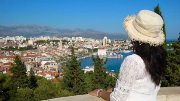 Reisende Frau reist in Split, Kroatien. — Stockvideo