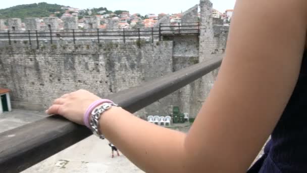 Camminata della donna sul muro della città vecchia di Dubrovnik, Croazia — Video Stock