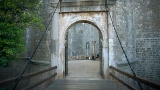 POV Turistické procházky vstupní branou Dubrovníku. — Stock video