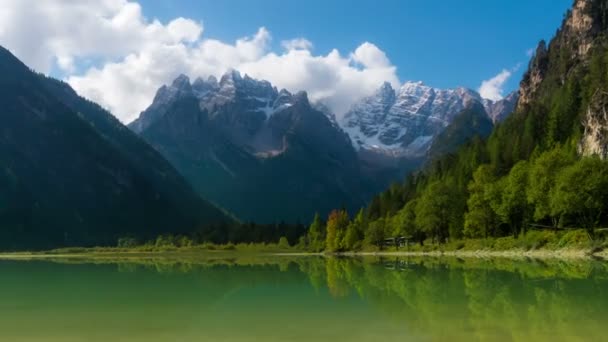 Landrosjön, Dolomiterna, Italien — Stockvideo