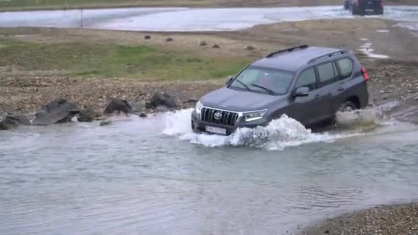 4WD samochód podróży off road w Landmannalaugar Islandii — Wideo stockowe