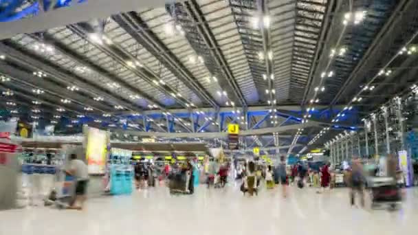 Zeitraffer für Touristen am Flughafen Suvarnabhumi — Stockvideo