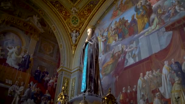 Mária szobra a Vatikáni Múzeumban, Róma, Olaszország — Stock videók