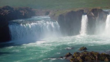 Kuzey İzlanda 'daki Godafoss şelalesinin yavaş çekim görüntüleri..
