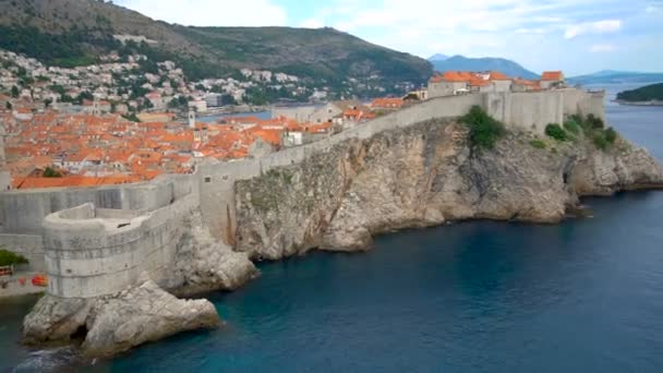 Hırvatistan 'ın Dubrovnik Eski Kenti' nin tarihi duvarı. — Stok video